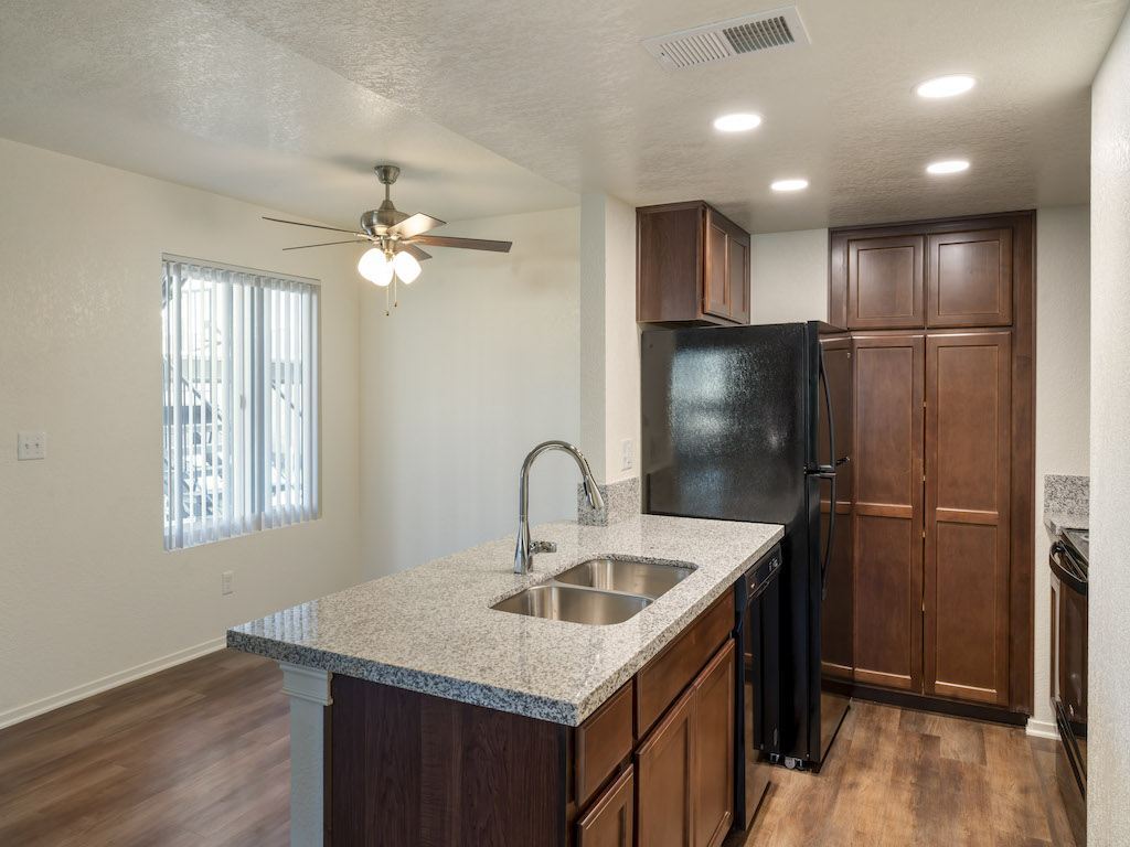 Edgewater Isle Apartments and Townhomes Apartments in Hanford, CA