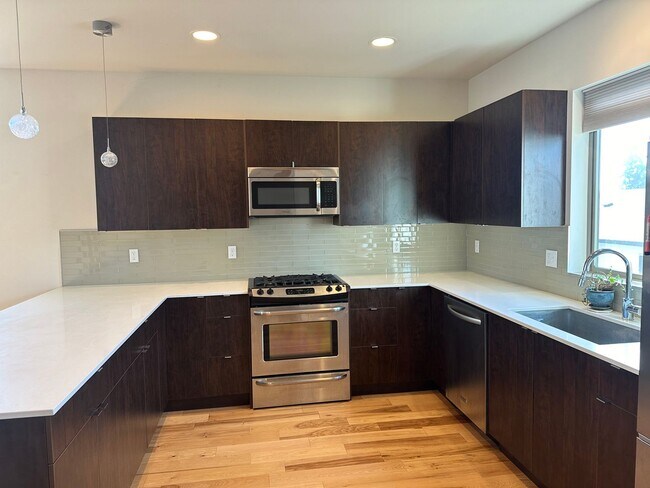 Foto del edificio - Location! Location! Modern 3 bed, 2.5 bath, Townhome near Greenlake!