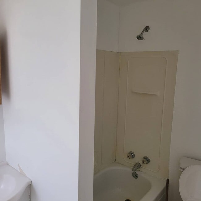 Bathroom 2 - 512 Detroit St