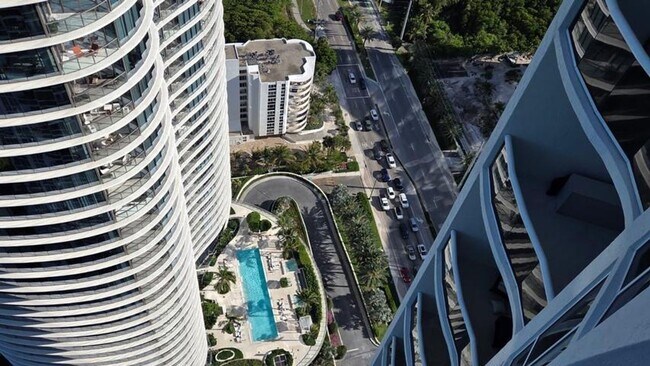 Building Photo - 15811 Collins Ave