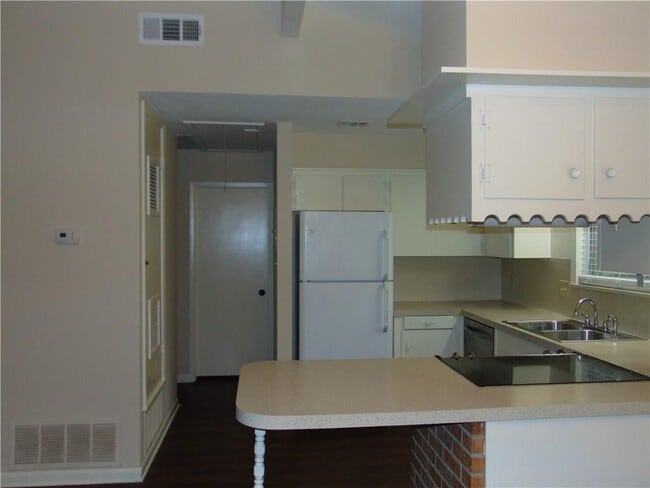 Building Photo - 519 Cliff Dr