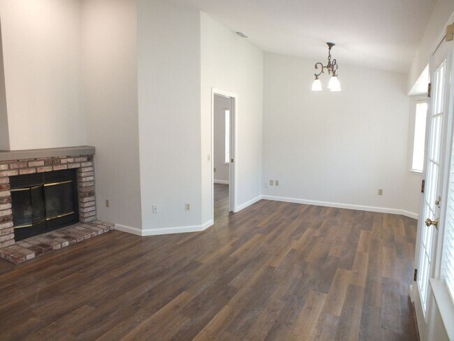 Foto del edificio - 3/2 1700 sf in Folsom Willow Creek Estates