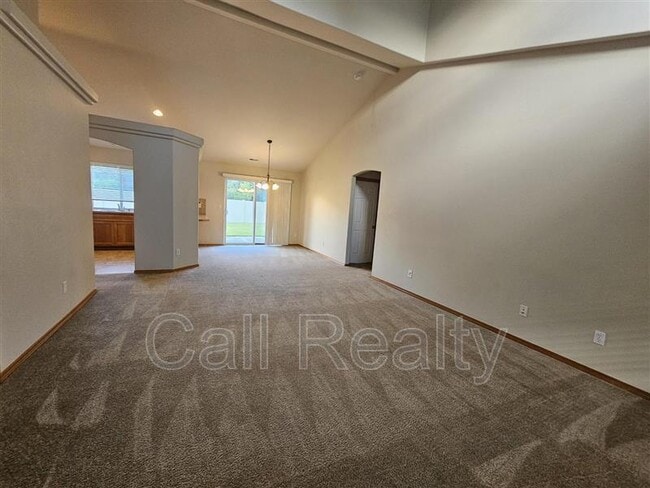 Building Photo - 1506 E Vanetta Ave