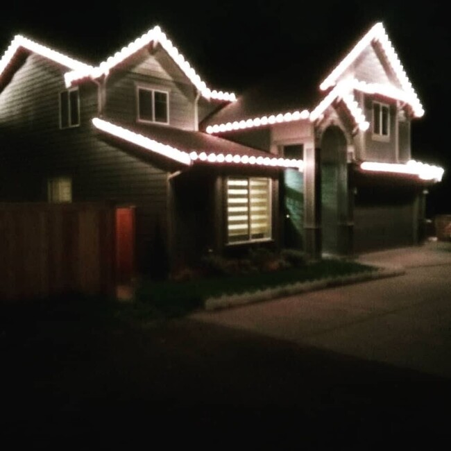Foto del edificio - Charming 4BR House in Fairwood