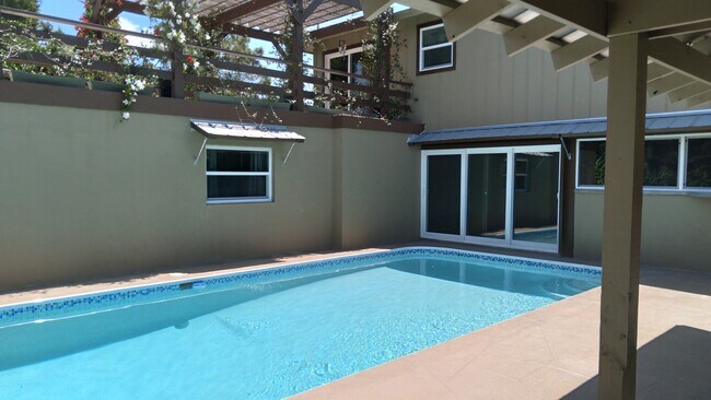 Foto del edificio - 8329 Wren Rd