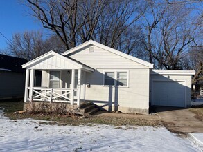 Building Photo - 1701 E Blaine St