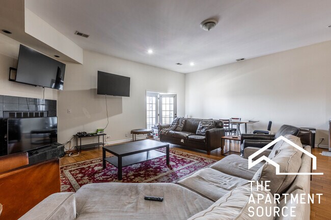 Foto del edificio - 2358 N Clybourn Ave