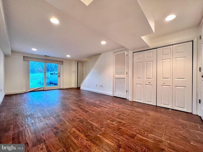 Building Photo - 5332 Pooks Hill Rd