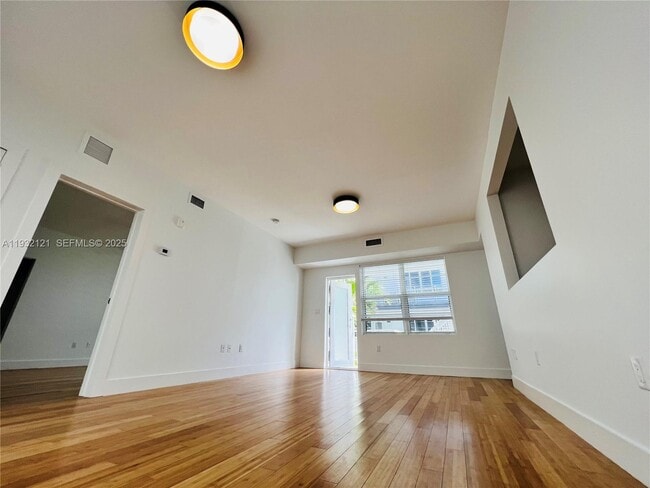 Building Photo - 960 Bay Dr