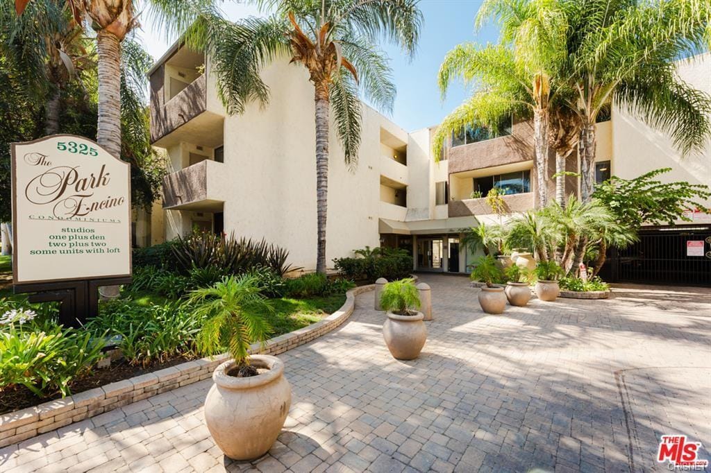 Foto principal - 5325 Newcastle Ave