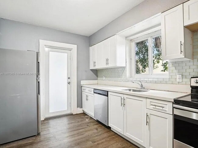 Foto del edificio - 586 NW 48th St