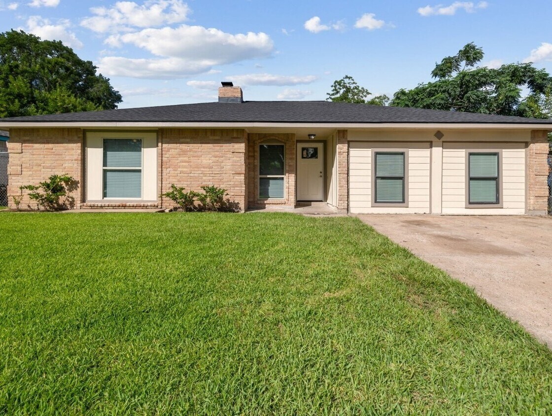 Foto principal - 15311 Old Creek Rd