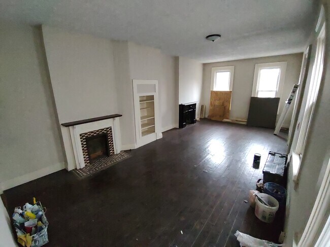 Building Photo - 208 E 9th St