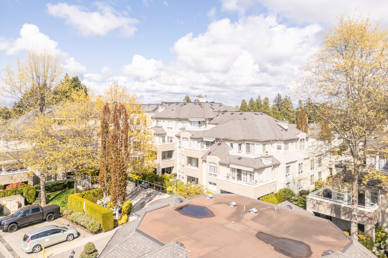 Building Photo - Royal Oaks
