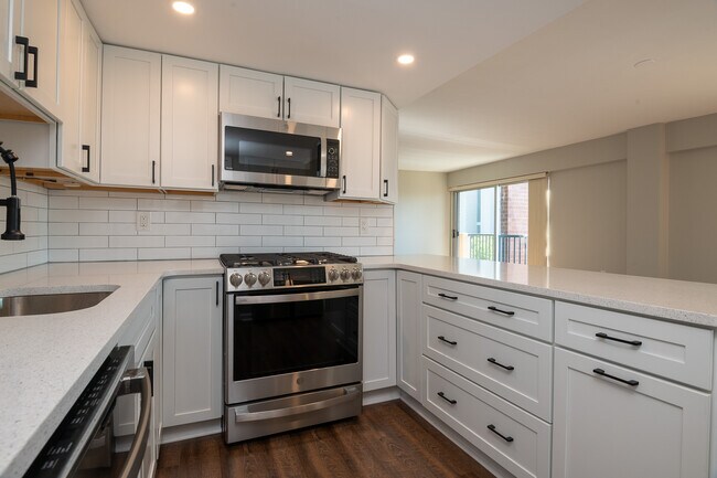 Building Photo - 1300 Army Navy Dr