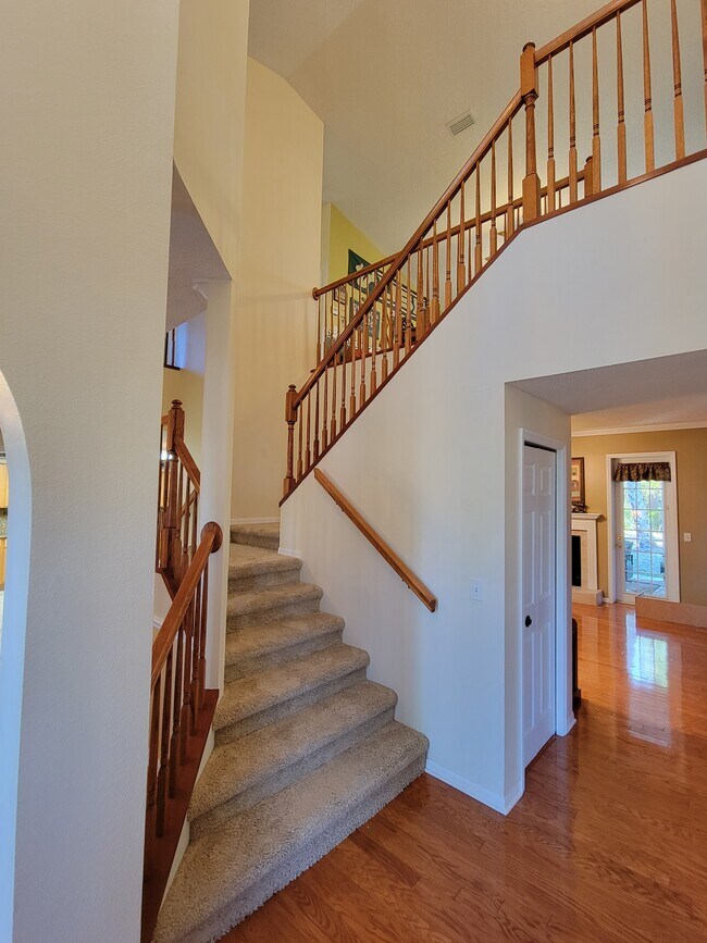 Building Photo - 10102 Vista Pointe Dr