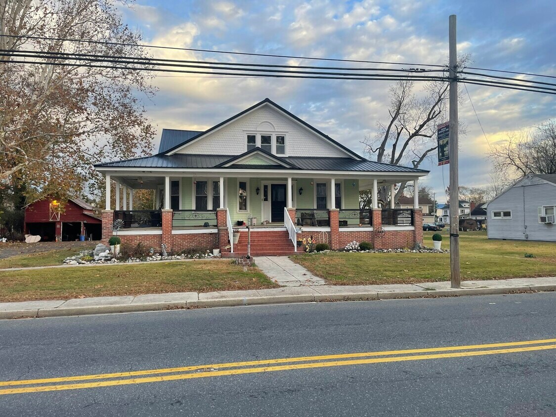 Foto principal - 705 E State St