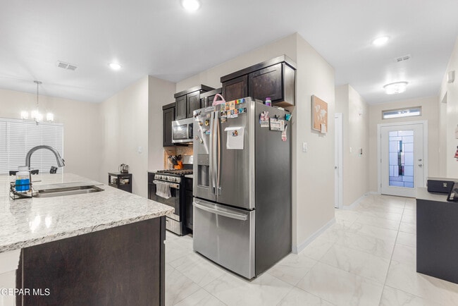 Foto del edificio - 709 Cedarwood Ave