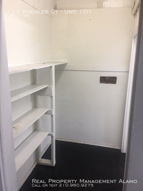 Building Photo - Charming Efficiency Located Near Downtown!