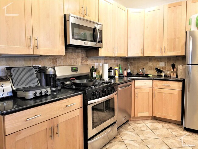 Building Photo - 9/1 Huge 4BR with deck in Packard's Corner!