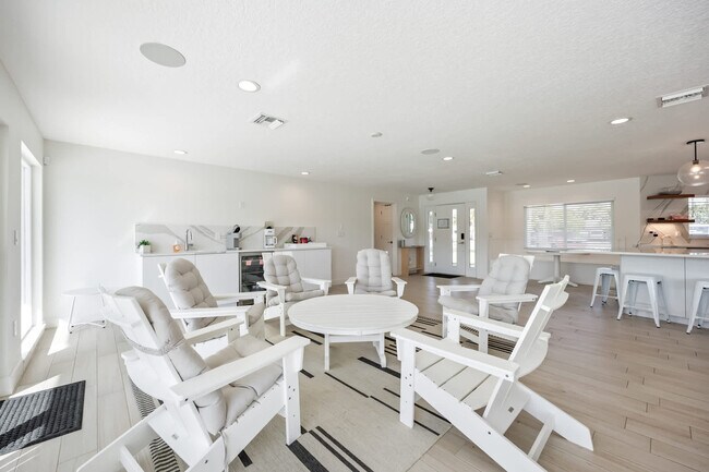 Building Photo - 220 June Dr