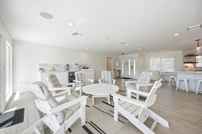 Building Photo - 220 June Dr