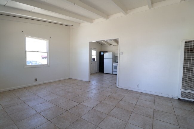 Building Photo - Spacious Rental with Convenient Amenities
