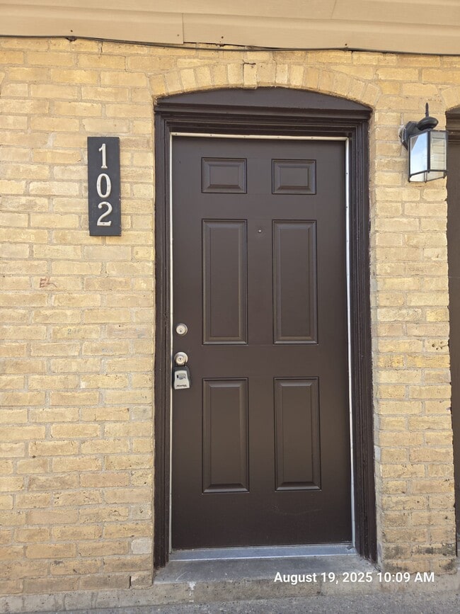 Foto del edificio - 2219 E Travis St