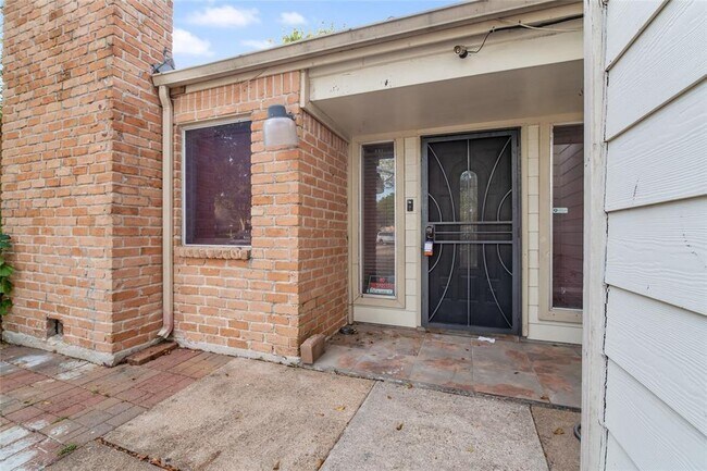 Building Photo - 7402 Via Vista Dr