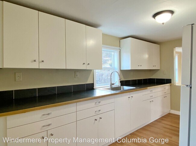 Building Photo - 2 br, 1 bath House - 309 E 14th St