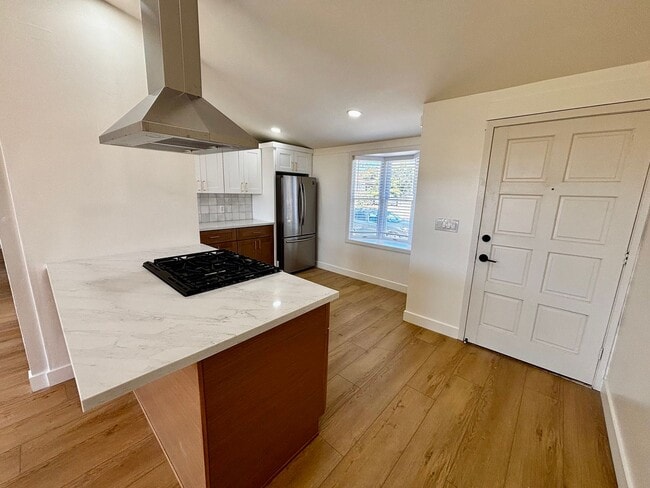 Building Photo - Beautiful Remodeled 2 bed 1 bath
