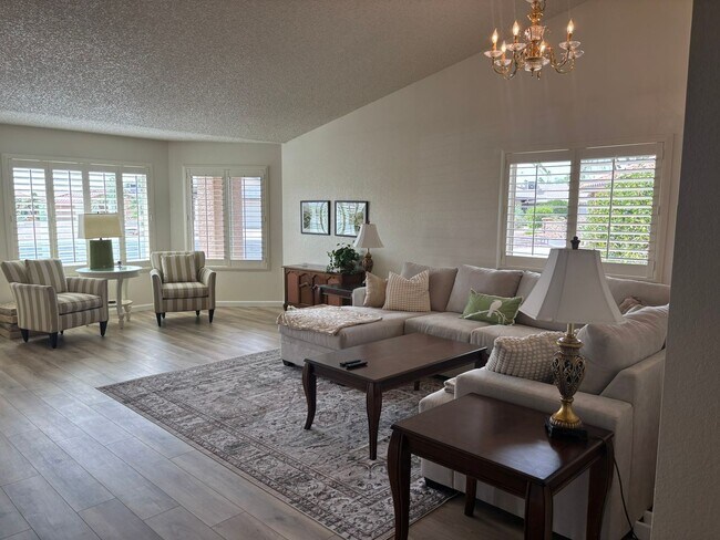 Foto del edificio - Lovely updated 3 bed 2 bath home in Leisure World a 45+ Active Adul Resort Community. Available J...