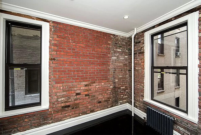 Building Photo - 133 E 4th St