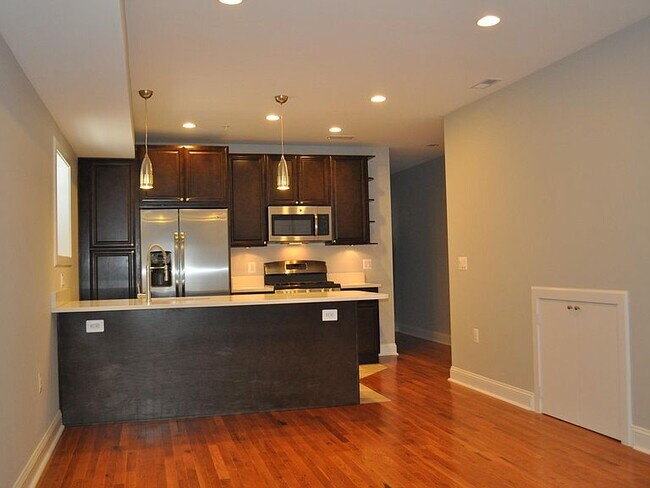 Building Photo - 1221 Otis Pl NW