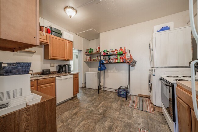 Building Photo - Huge 4 Bed/2.5 Bath House- Downtown - Avai...