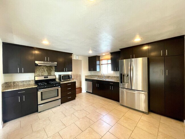 Building Photo - Beautiful 3B/2BA located in Paradise Hills...