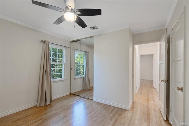 Building Photo - 355 W Linden Ave