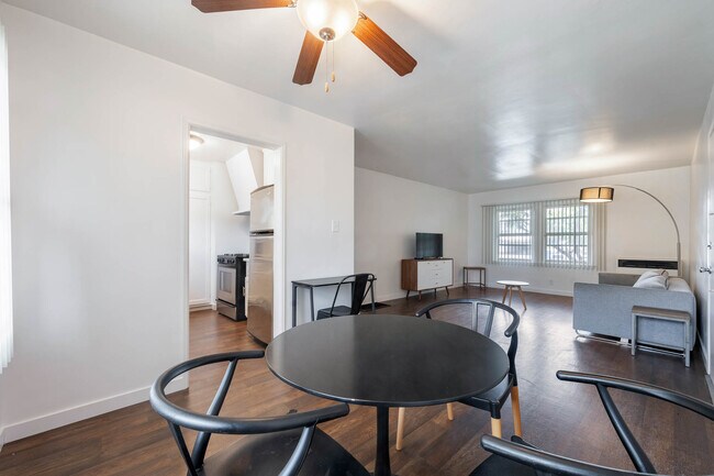 Foto del edificio - 8754.5 Belford Ave