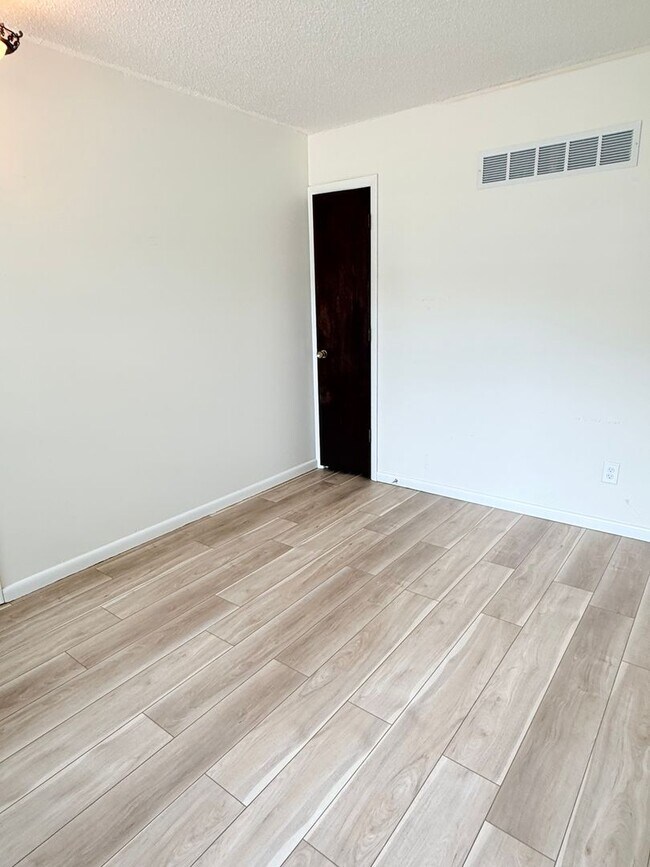 Foto del edificio - Spacious Home with Hardwood Floors