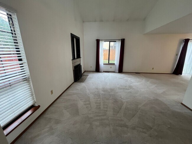 Foto del edificio - Beautiful 3 bed 2 1/2 bath with 2 car garage! (NEW PICTURES TO COME!!)