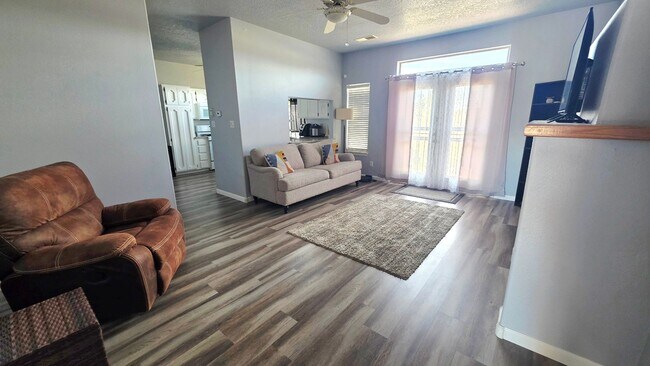 Building Photo - Spacious Northeast Heights Townhome for Rent!