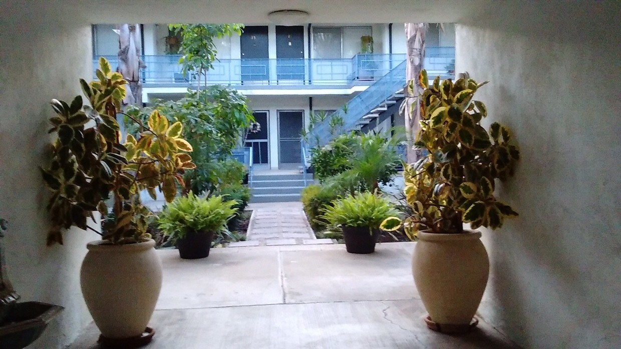 Foto del edificio - 1245 N Orange Dr