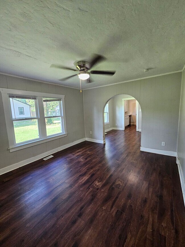Building Photo - 2 bedroom | 1 Bathroom Home | Pets Welcome!