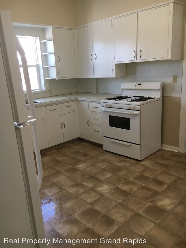 Building Photo - 617 Lydia St NE