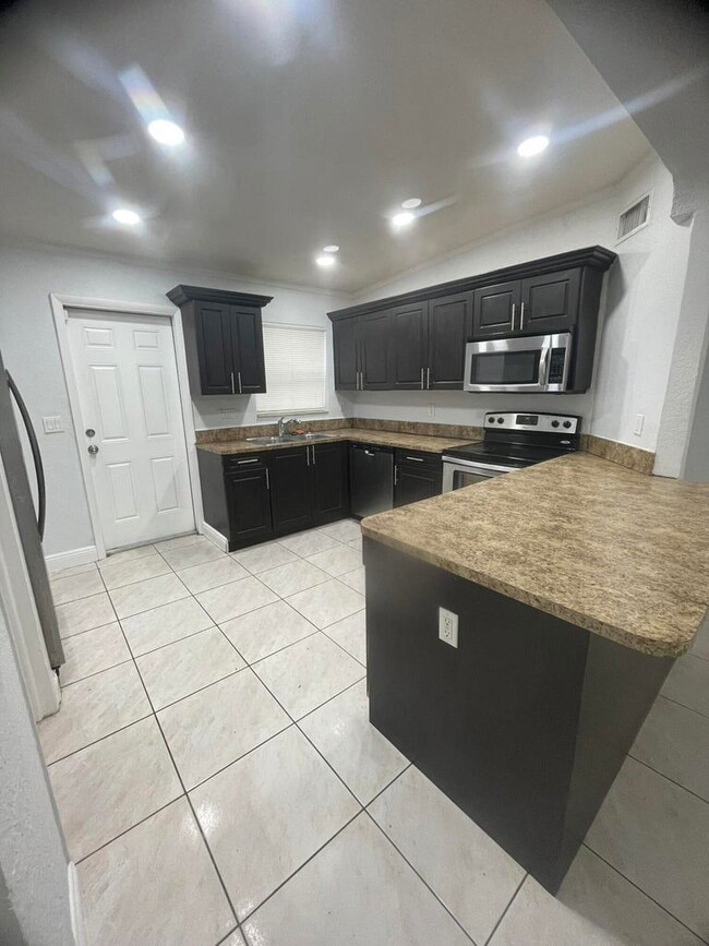 Building Photo - 521 Brown Road Apt #521, Lantana, FL 33462...