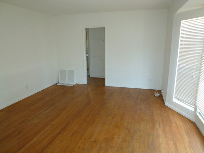 Building Photo - 6525 Hayvenhurst Ave