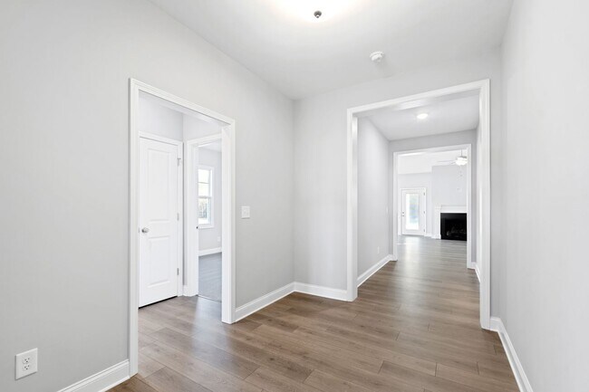 Building Photo - Bright & Spacious 3BR Home w/ 3-Car Garage...