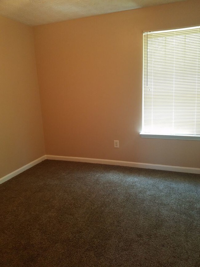 Building Photo - Spacious 3 bedroom Townhome for Rent