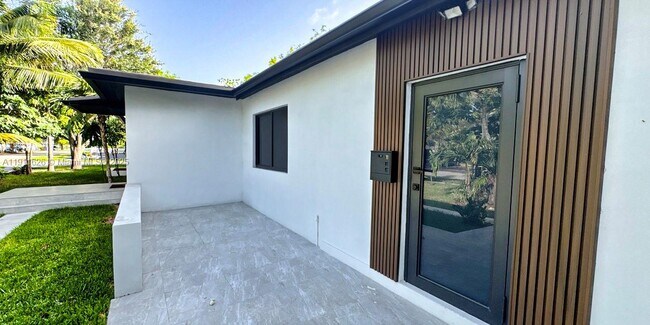 Foto del edificio - 12800 NE 12th Ave