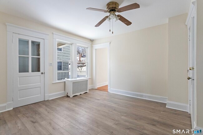 Foto del edificio - 32 Bartlett Ave